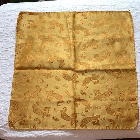VINTAGE DE SANTIS PURE SILK MENS POCKET SQUARE:HAND ROLLED-GOLD PAISLEY 12”x12” - Picture 5 of 7